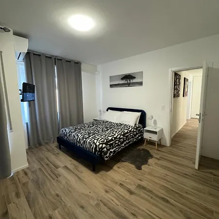 Deluxe Large - Free Parking Apartment
